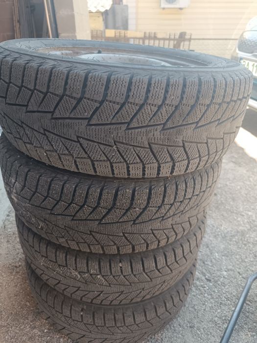 Комплект зимової резини Hankook с дисками майже нова r14 185*60