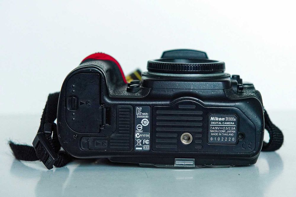 Nikon D300s - em óptimo estado com bateria extra e cartões de memória