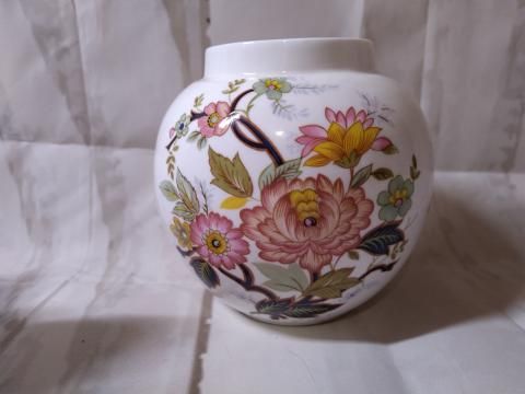 Śliczny angielski wazon z porcelany -sygnowany.