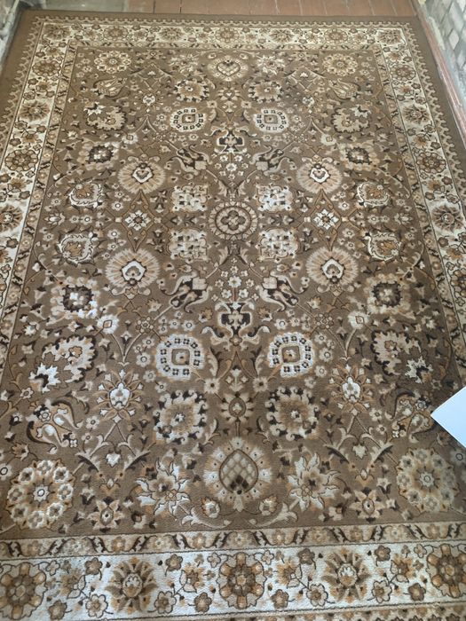 Палас у вітальню в хорошому стані