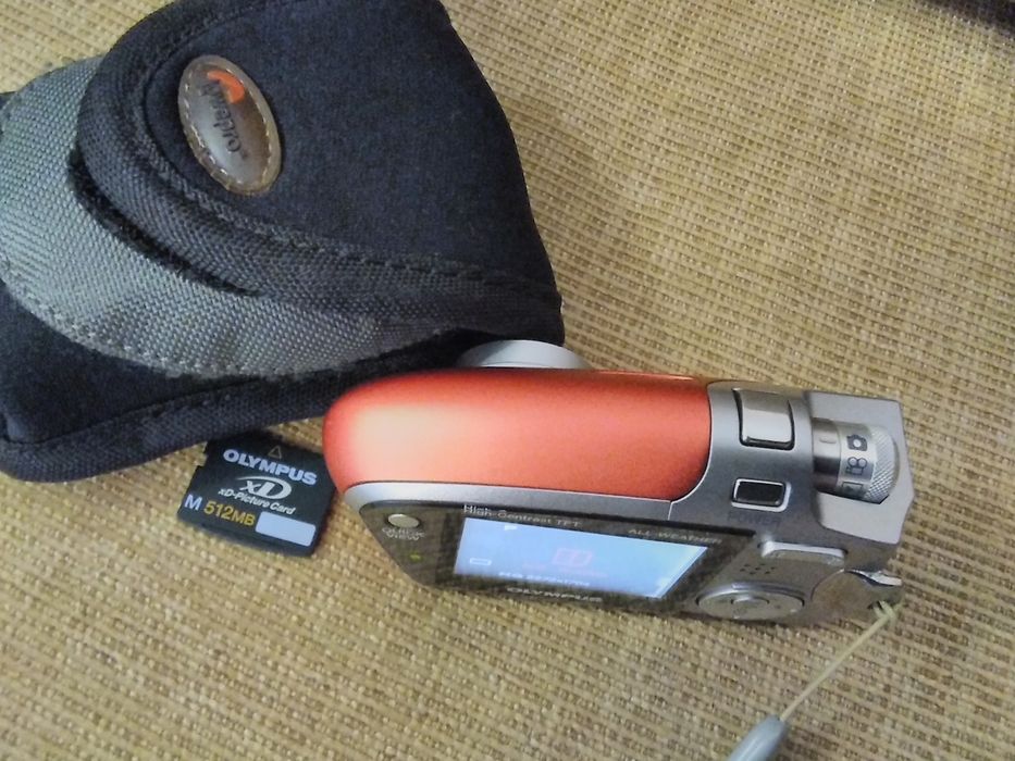 Máquina fotográfica digital impecável