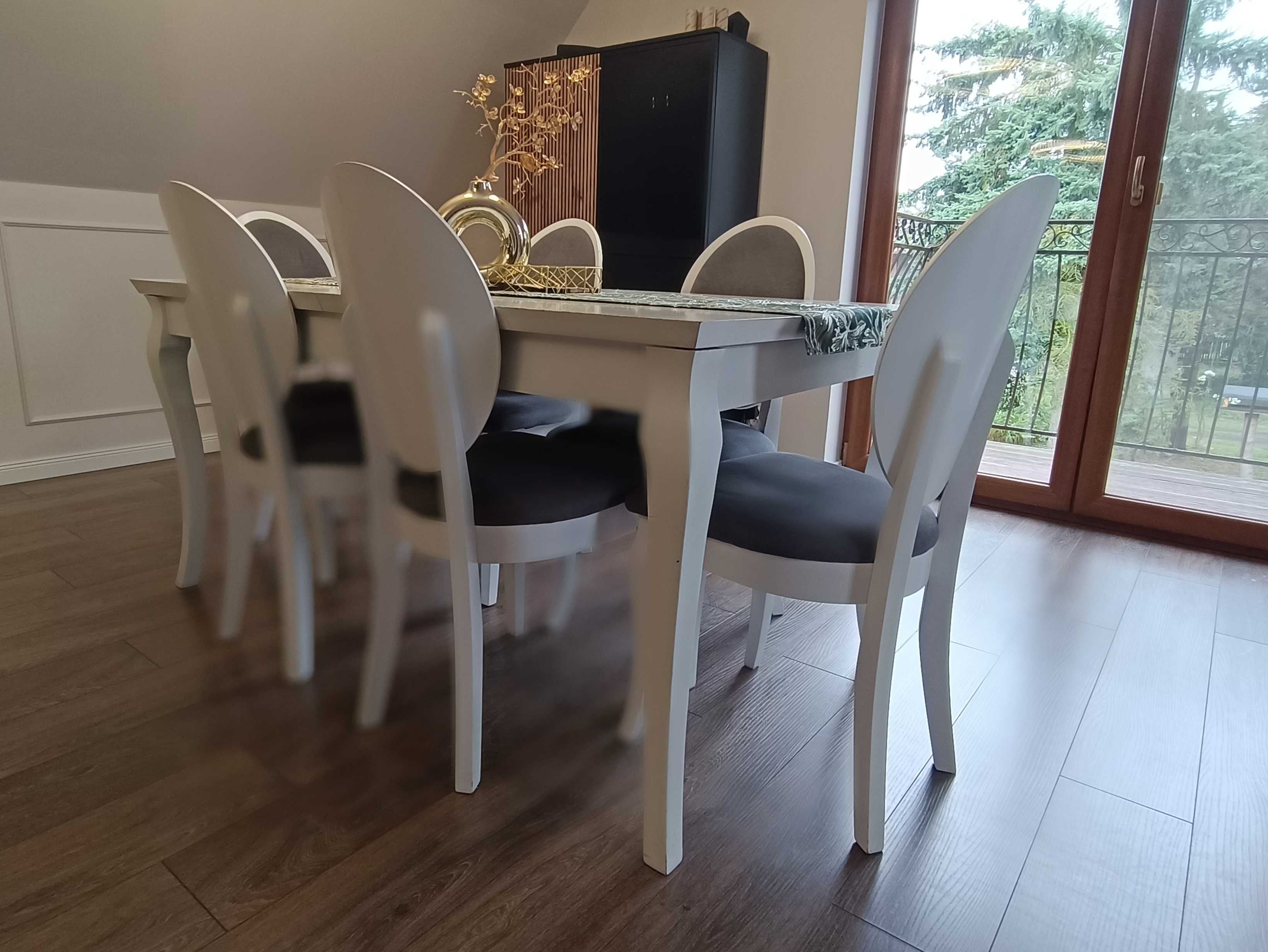 Stół drewniany plus 8 krzeseł