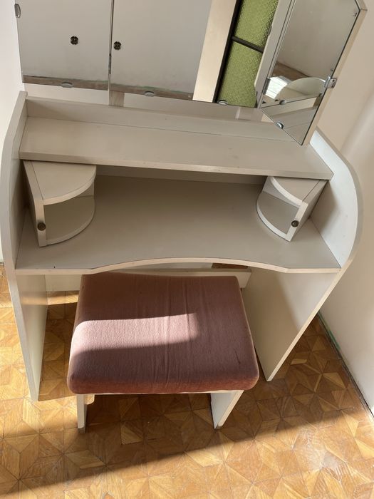 Toaletka z pufą do sypialni