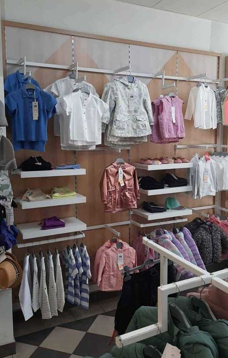 Wyposażenie sklepu odzieżowego, 51015 meble, regały, haki