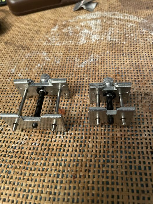 Zestaw 2 uchwytow do mechanizmu zegarka o roznej wielkosci