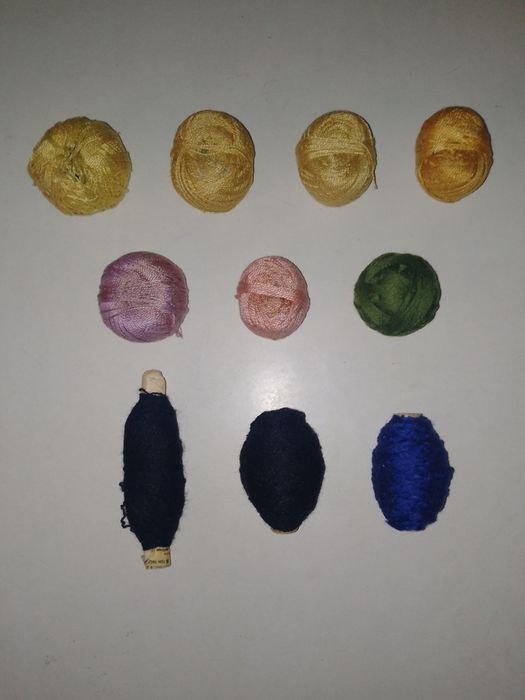 Продаються нитки.