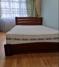 Ліжко дерев'яне, з матрасом