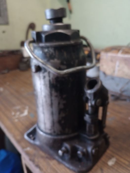 Домкрат мощный двух штоковый