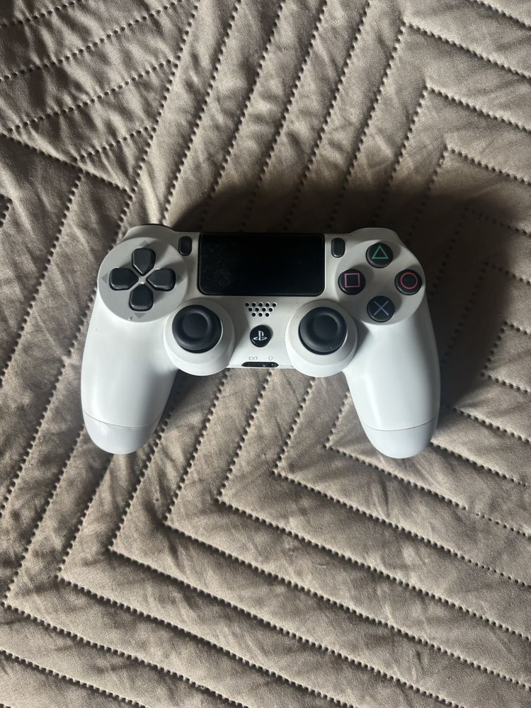PS4 + 3 pady + 17 gier –  komplet gotowy do grania!