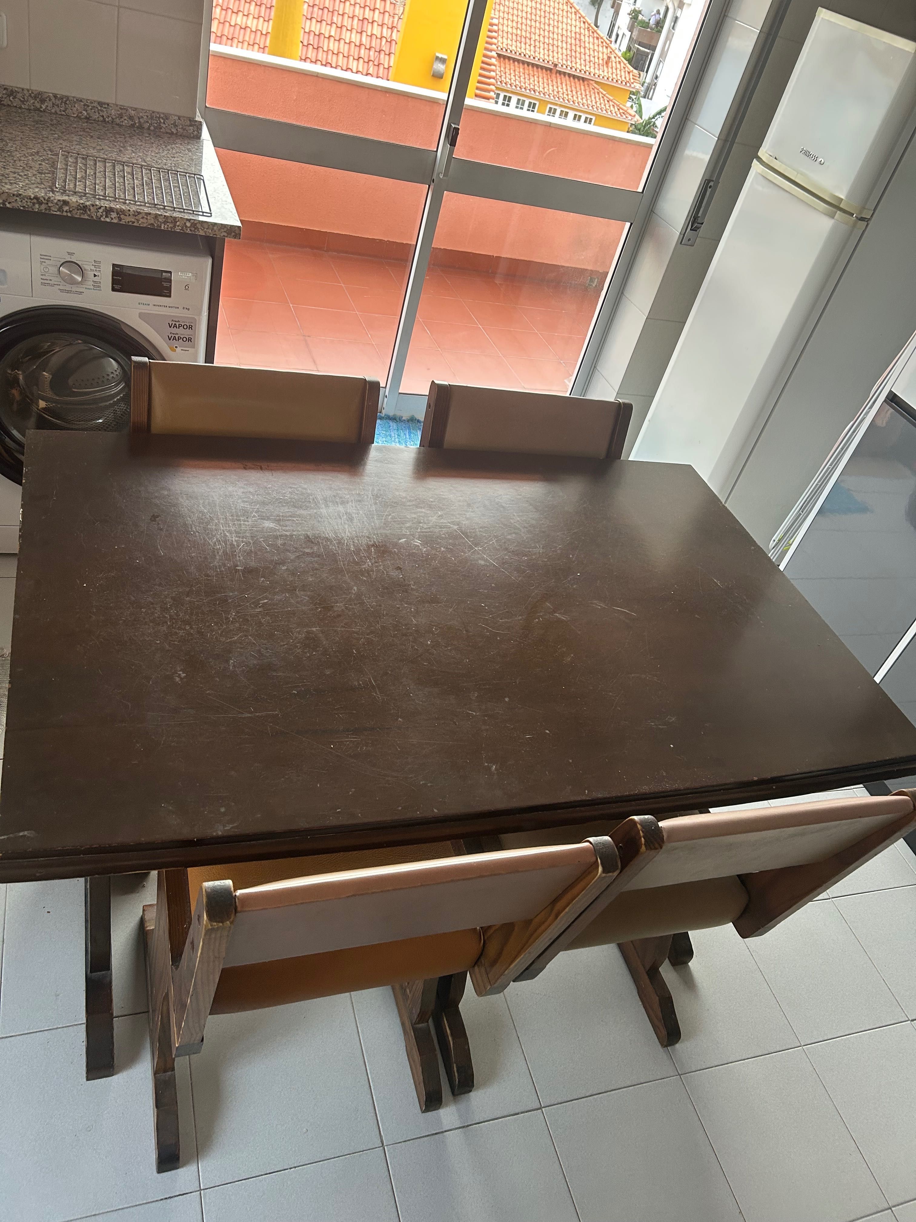 Mesa cadeiras e aparador