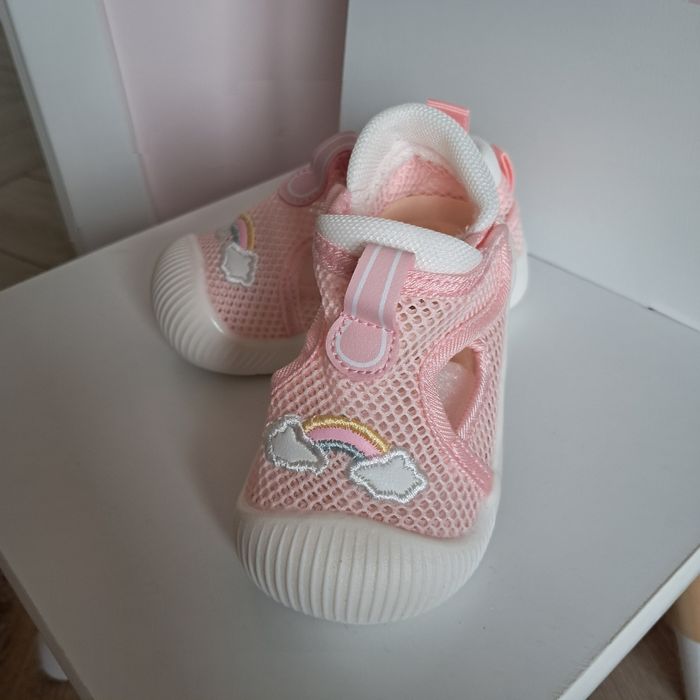 Nowe kapcie/sandały r. 21 do żłobka