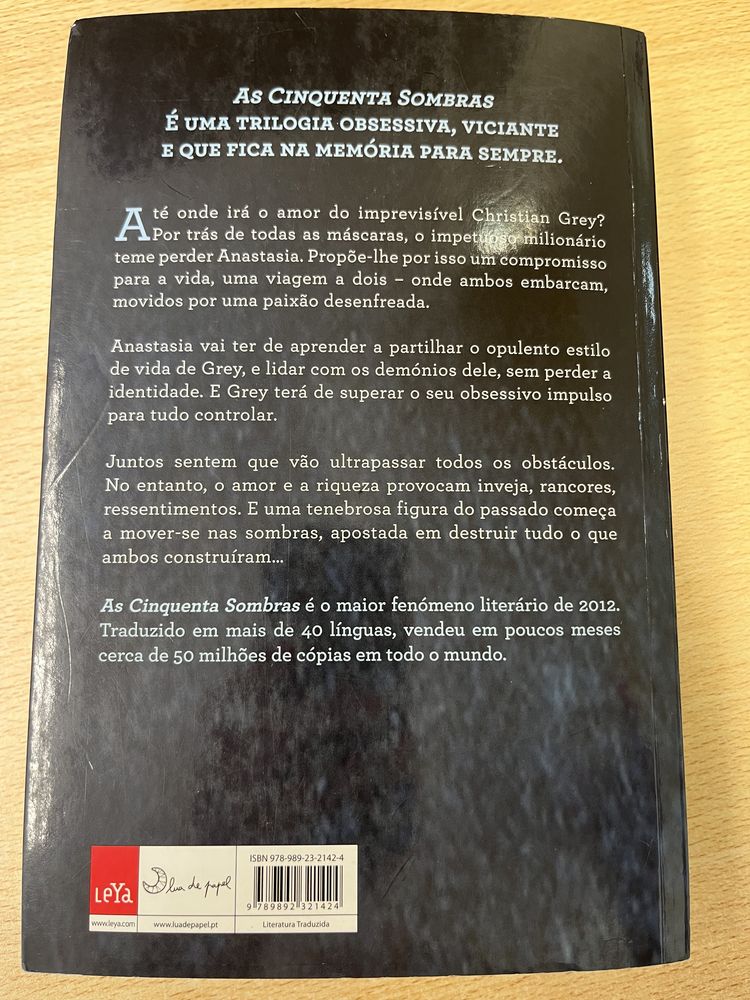 As Cinquenta Sombras Livre de E L James. Ofereço os portes de envio.