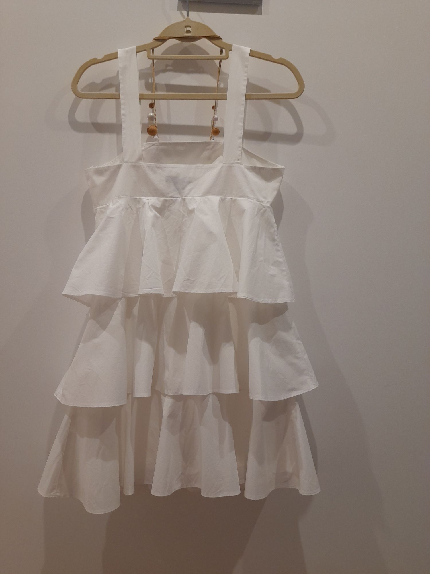 Vestido branco com folhos, Sfera