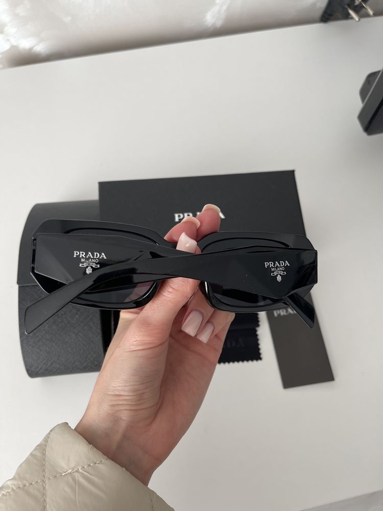 Сонцезахисні окуляри Prada