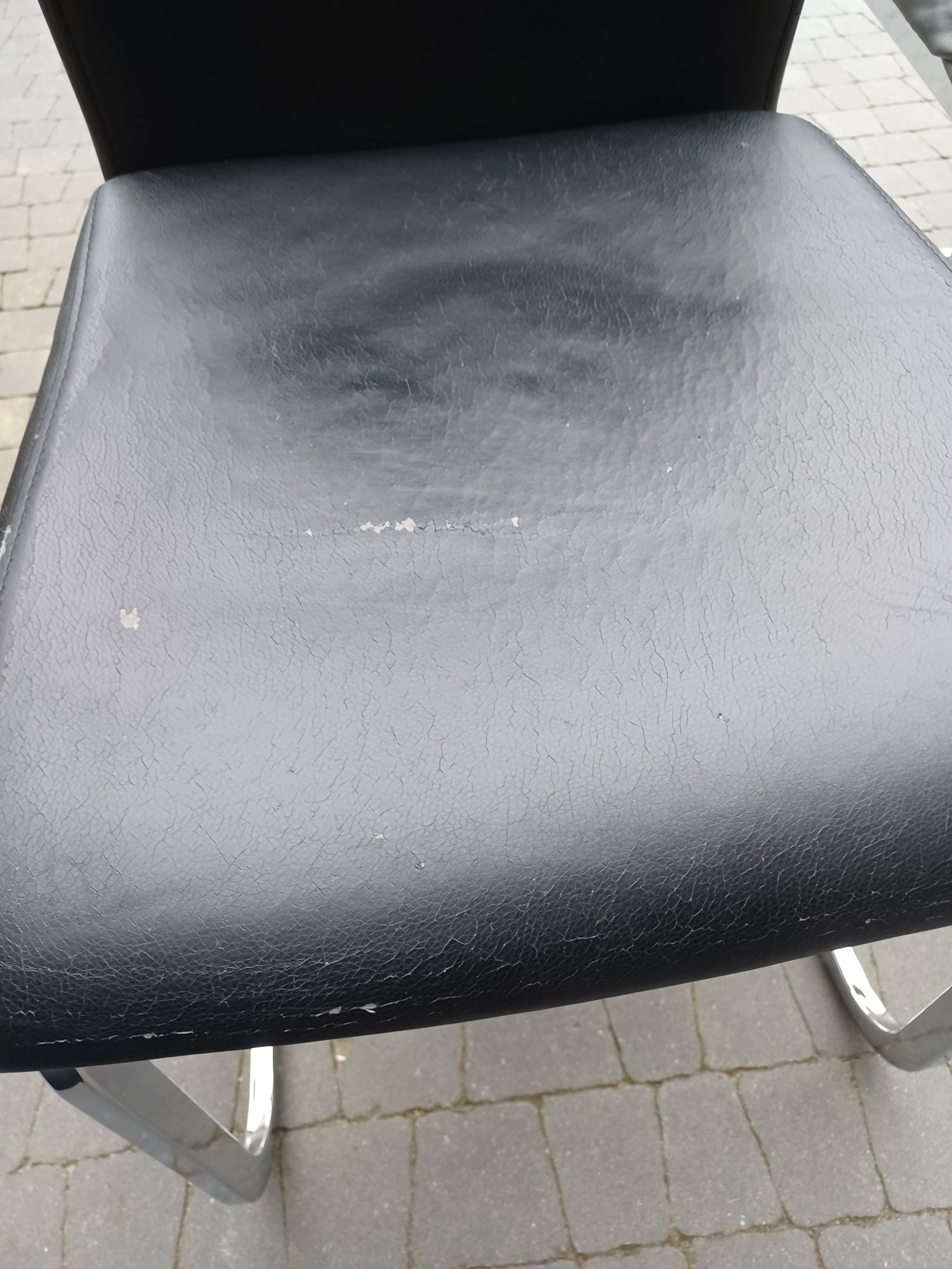 Krzesła na metalowej nodze
