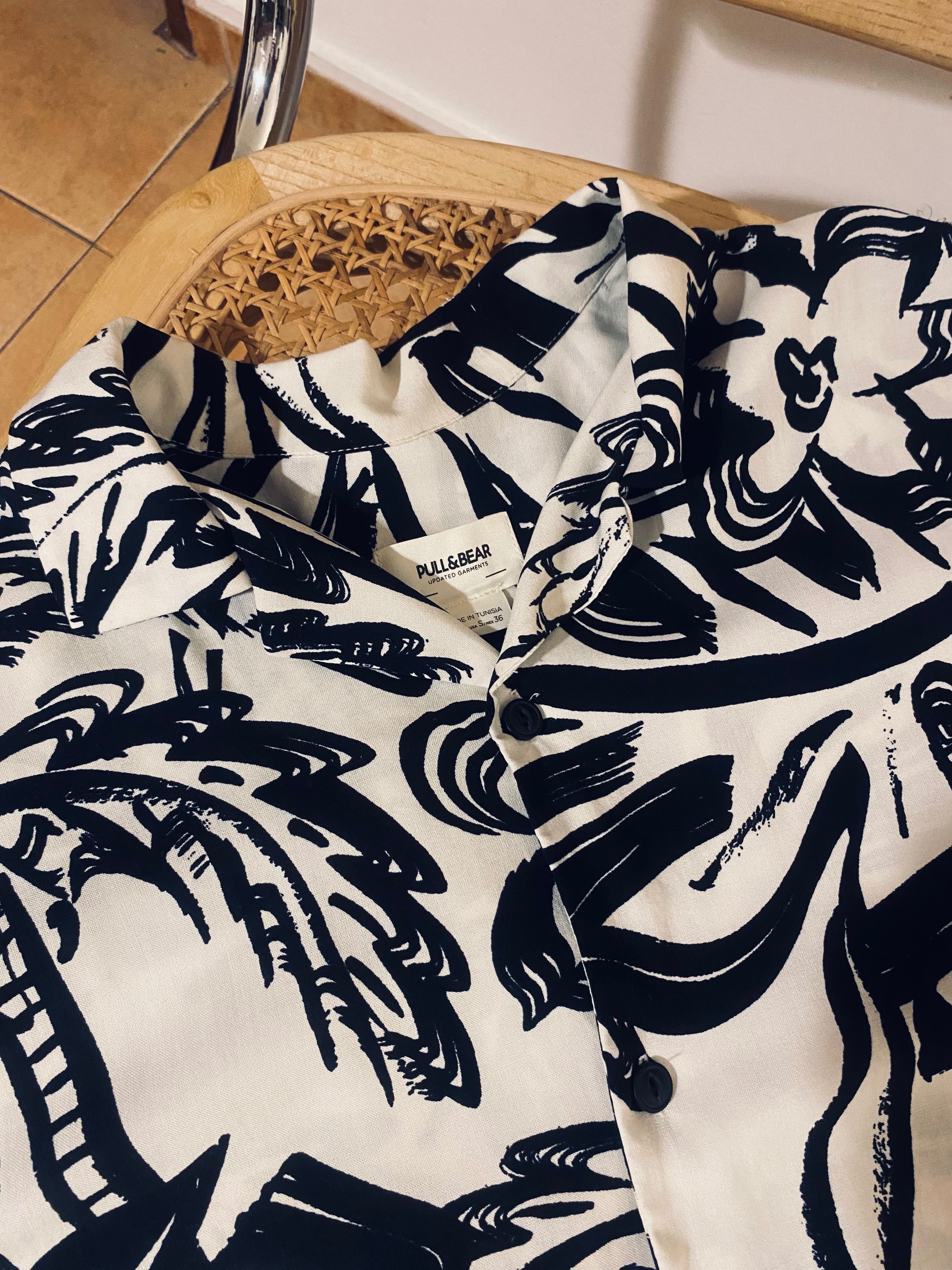 Camisa PULL & BEAR de manga curta branca com folhas