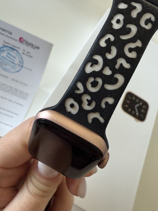 Годинник apple watch se 40 mm gold
