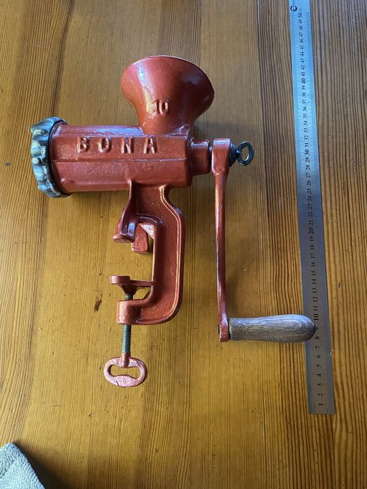 Чугунная ручная мясорубка BONA Германия старинная