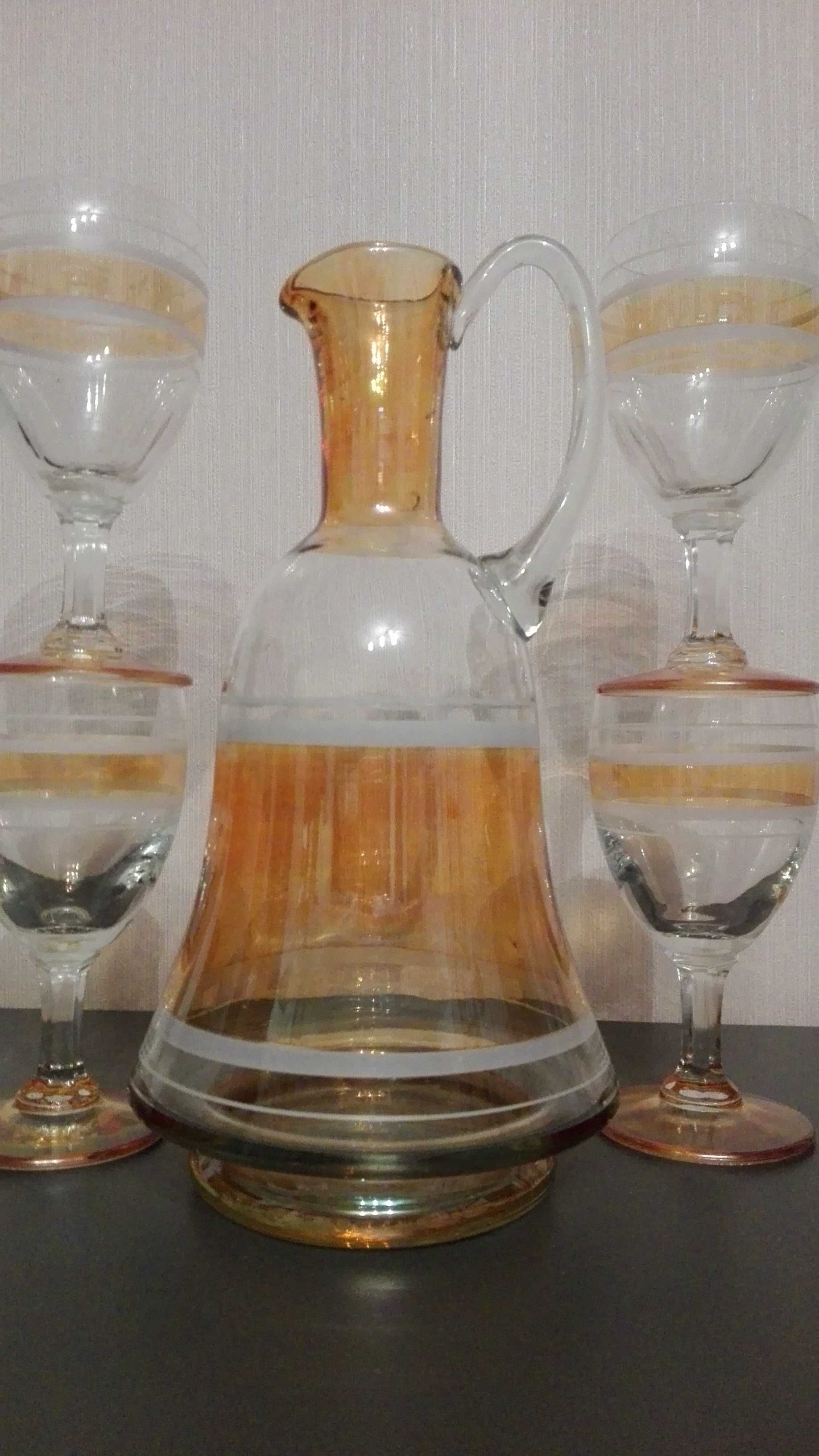 Karafka z kieliszkami do wina, stare szkło PRL iryzowane