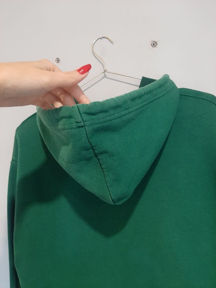 Zielona krótsza bluza z kapturem do pasa Primark z napisem Celebrity