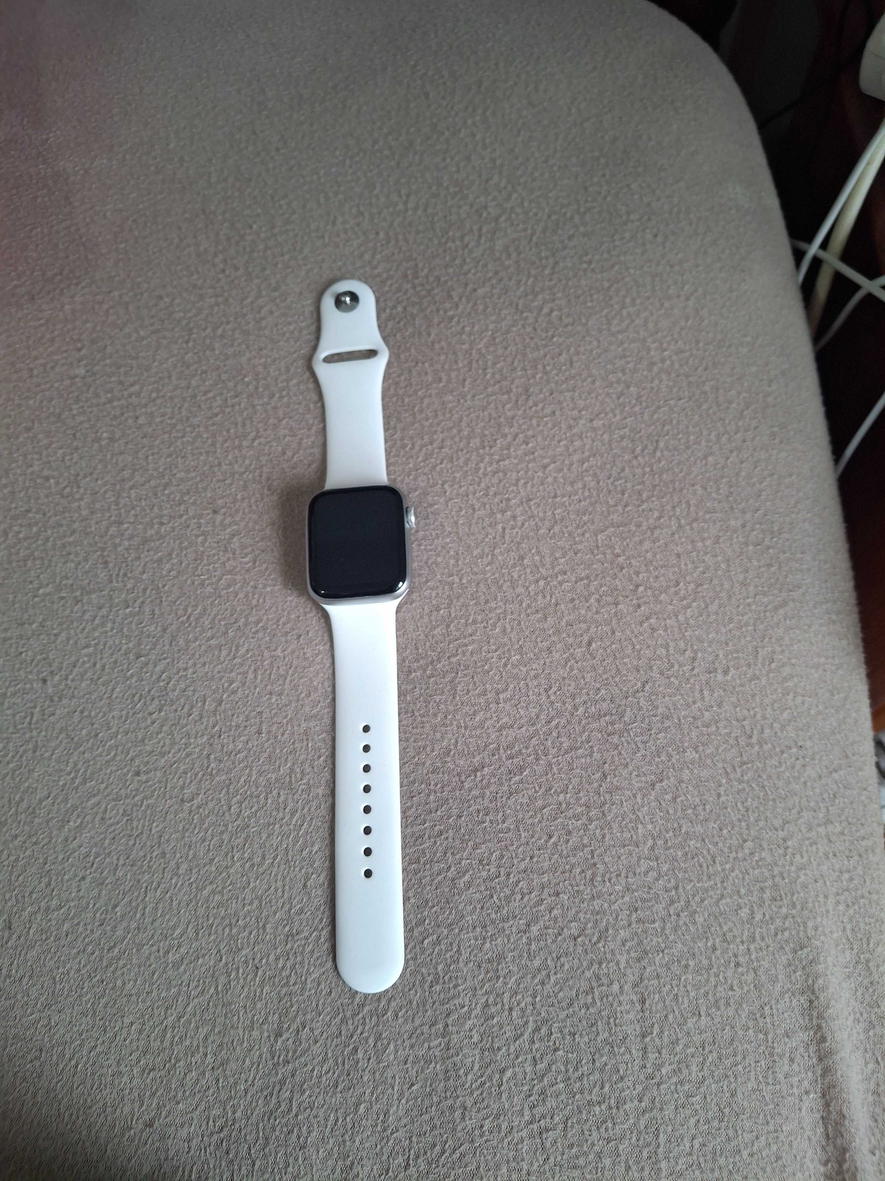 Smartwach prateado com bracelete branca