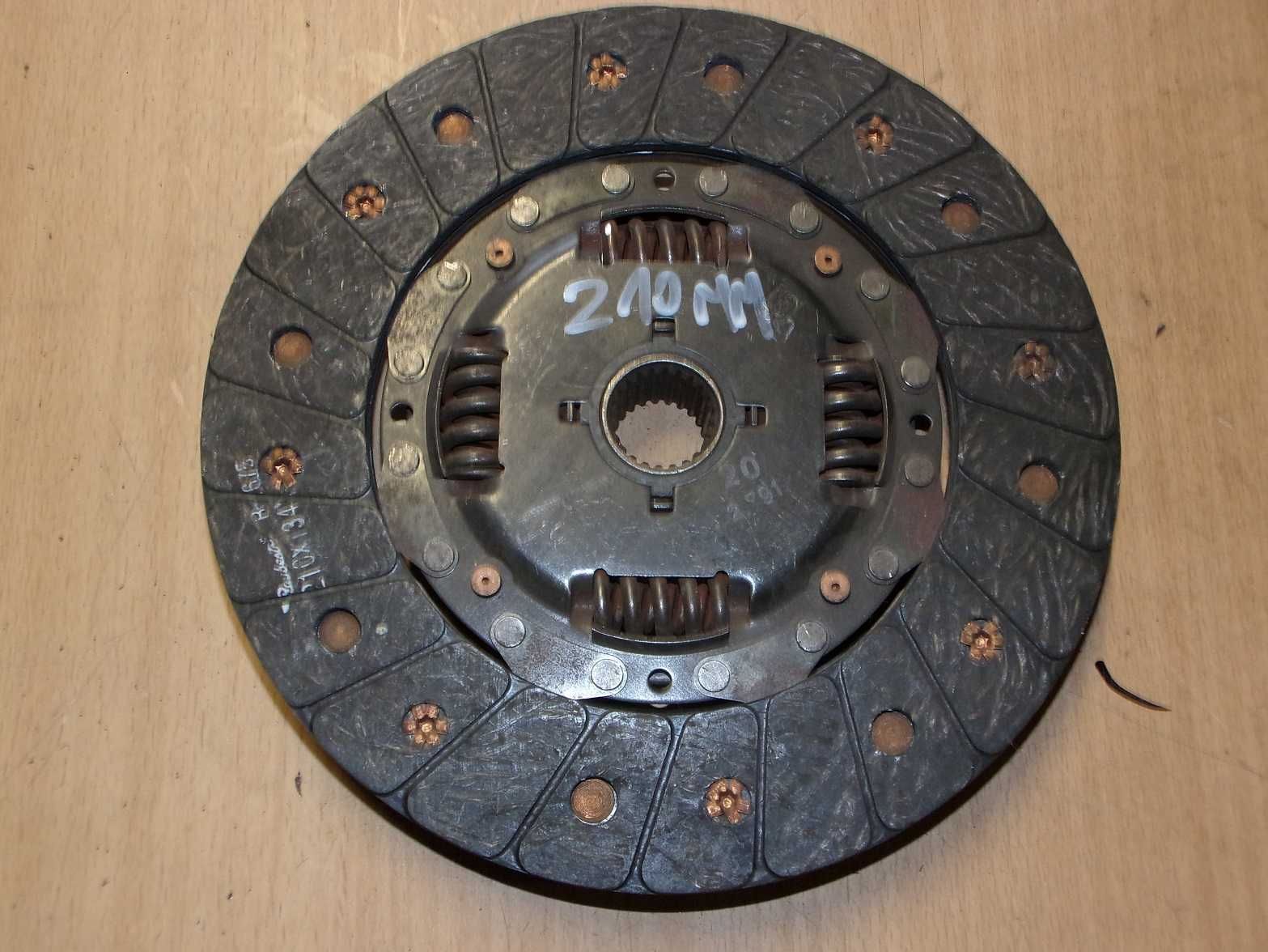Tarcza sprzęgła 210mm 80 B3 B4 A4 B5 A6 C4 PASSAT 1.4-2.0 08.83-09.01