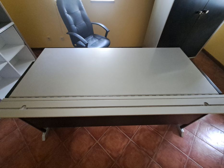 Conjunto de móveis para escritório.