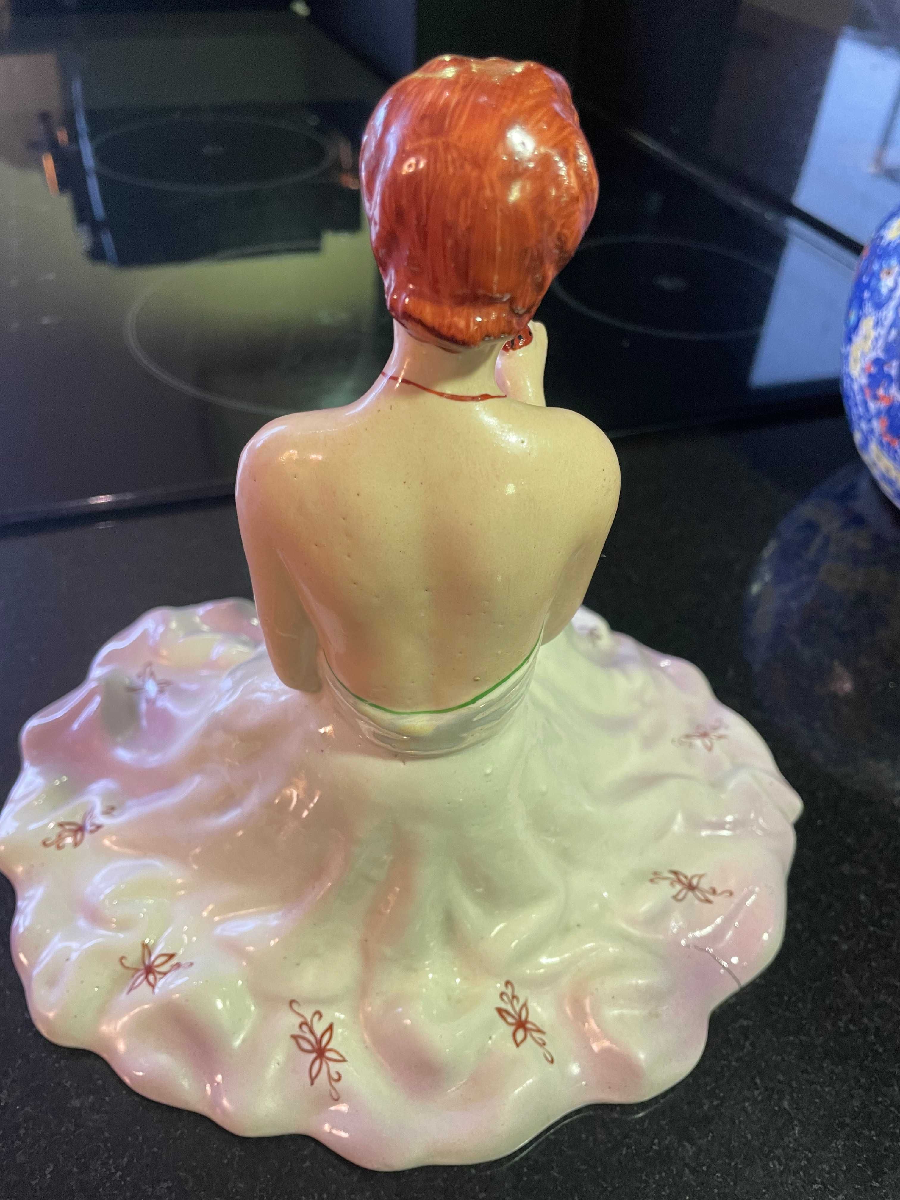Figurka porcelanowa - Dama z biedronką