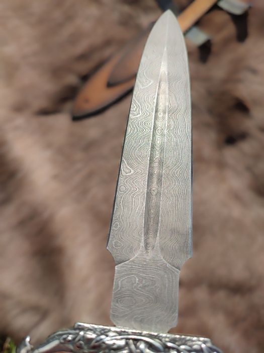 Nóż ręcznie robiony.