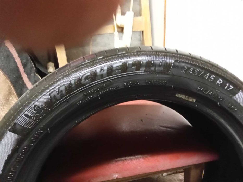 Vendo ou Troco 2 Pneus Michellin 245/45 R17