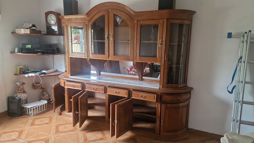 Cristaleira em madeira maciça