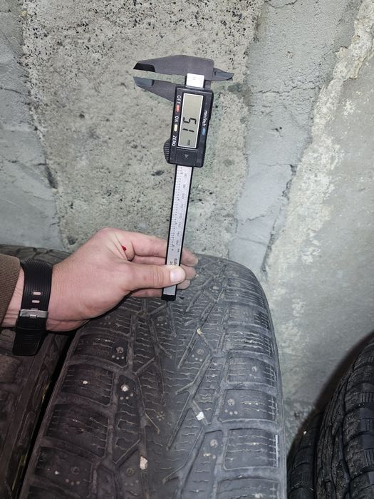 Резина зимова Nokian 215/65 r16