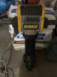 Młot wyburzeniowy dewalt