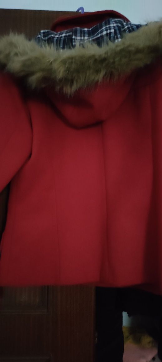 Casaco vermelho com carapuço