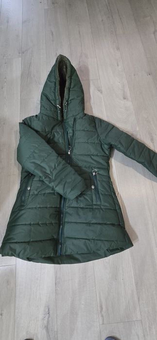 Damska pluszowa kurtka o ciemnozielonym kolorze