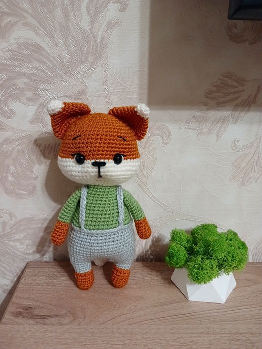 В'язана іграшка лисеня