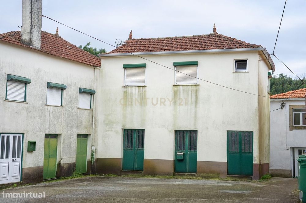 Casa antiga com potencial em Gestosa Fundeira