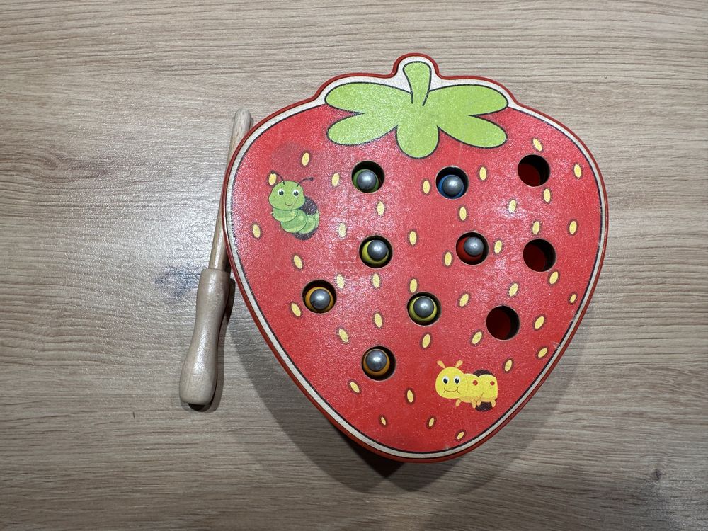 Zlap robaczka drewniany sorter truskawka z robaczkami Montessori