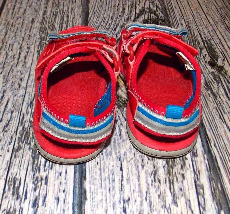 Фирменные босоножки clarks для ребенка, размер 8 (16 см)
