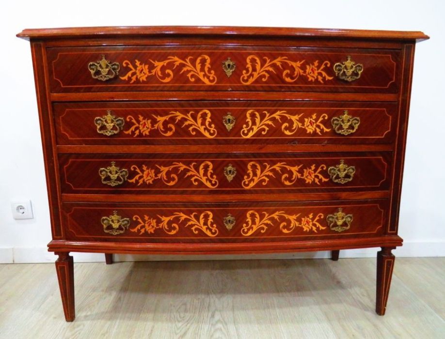 Cómoda inglesa com 4 gavetões.