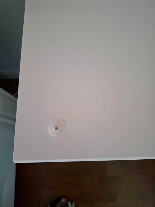 Elegancki różowy stolik nocny