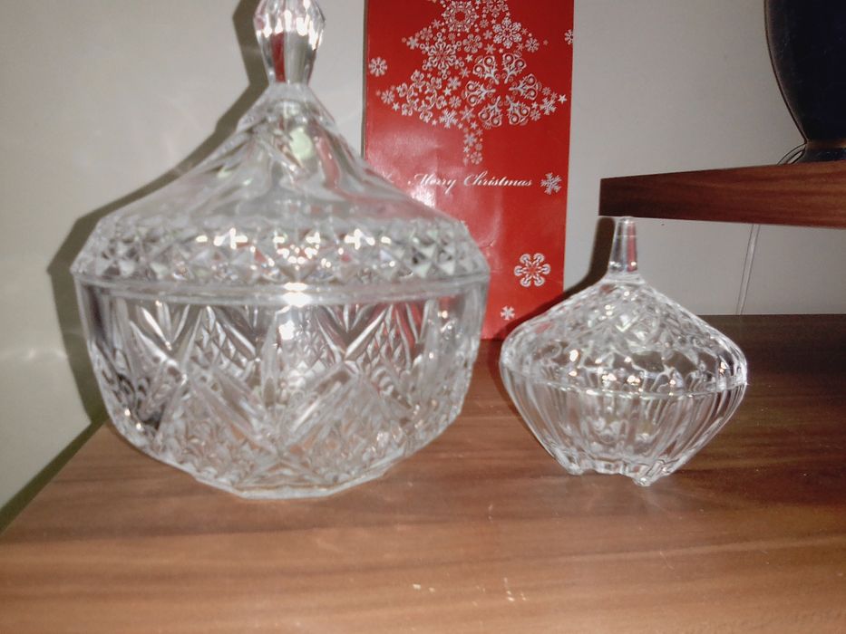 Pratos de aperitivos de vidro e bomboneiras de cristal