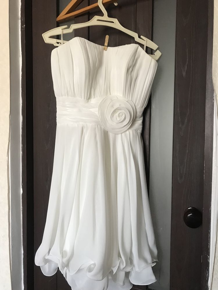 ПРОДАМ красивое белое платье на девушку!