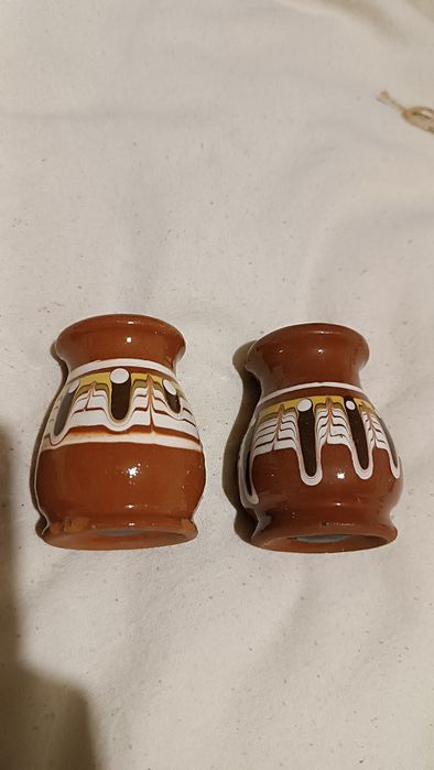 Солонка та перечница в етнічному стилі