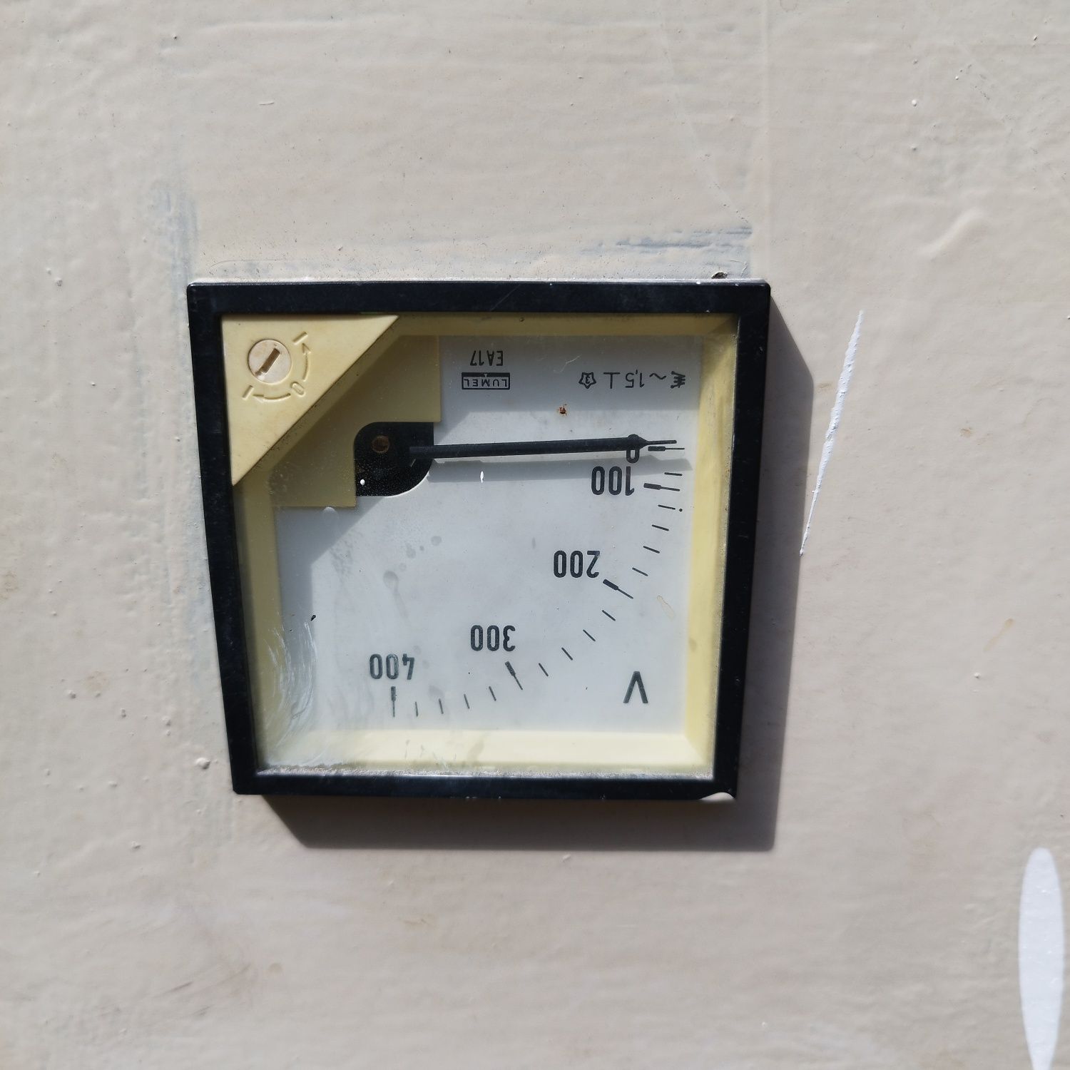 Szafka sterownicza z zainstalowanym regulatorem RE22 Lumel