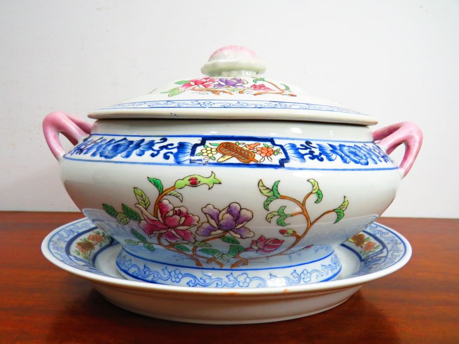 Terrina e travessa em porcelana chinesa.