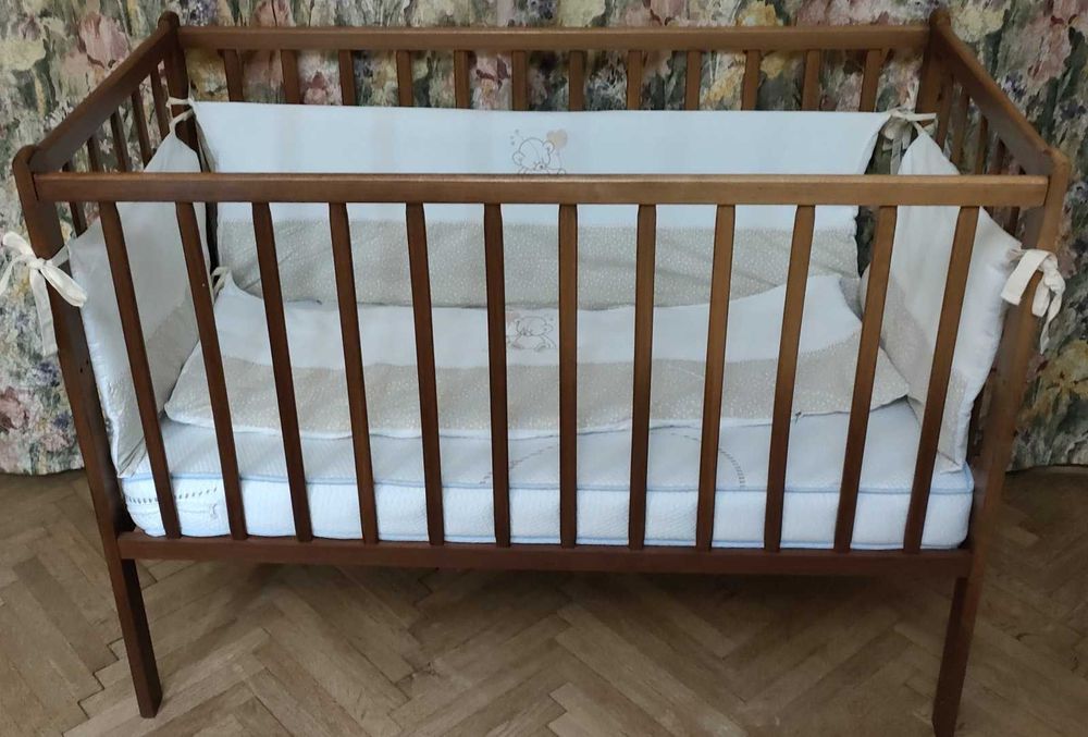 Ліжечко дитяче дерев'яне.