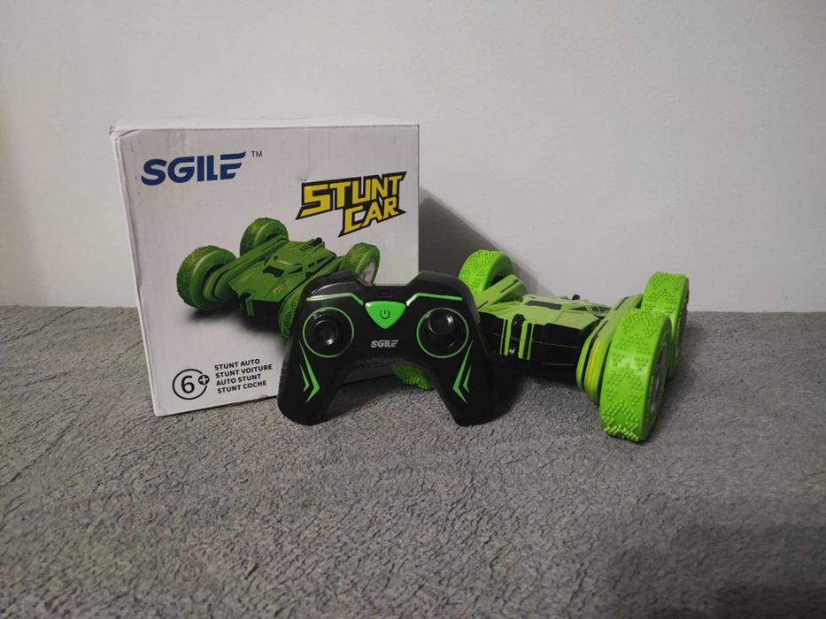 Samochodzik kaskaderski zdalnie sterowany zielony.