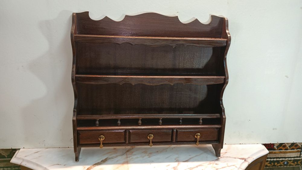 Mostrador em madeira aplicação á parede com três gavetas.
Medidas 60/5