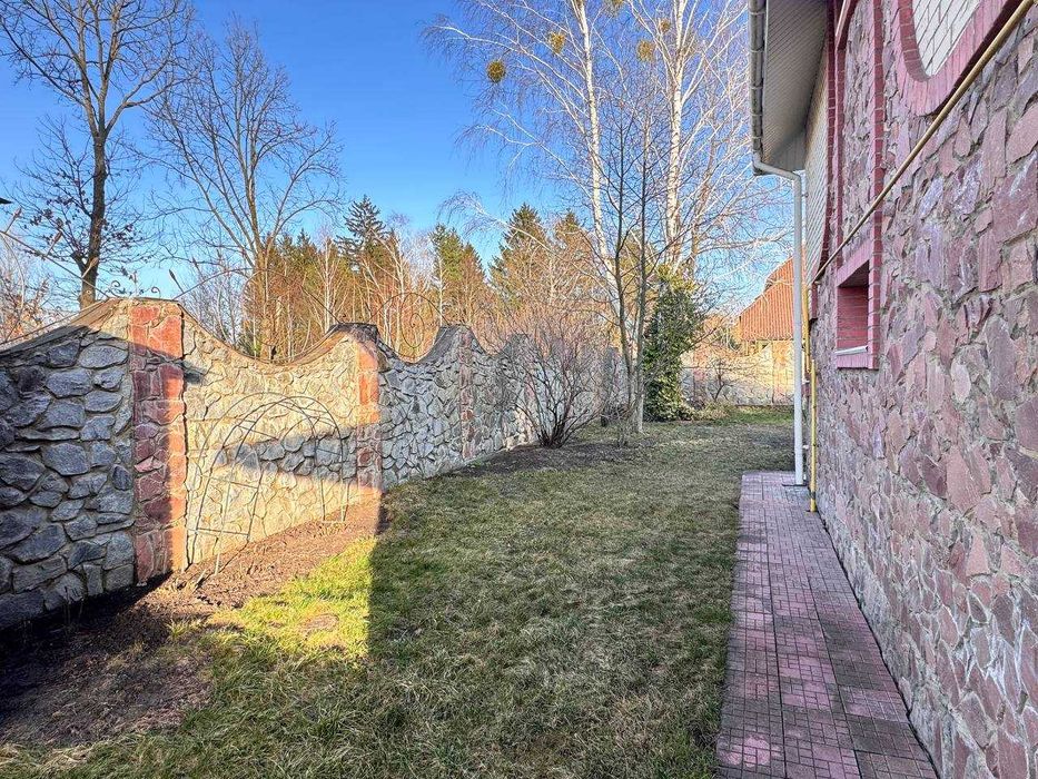 Продаж будинку з басейном. Без %
с.Чайки 
5 км до метро Житомирська